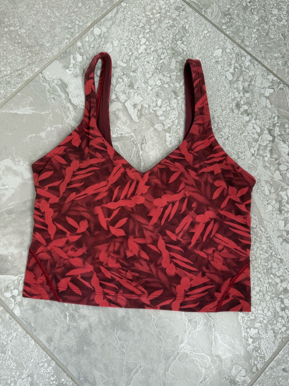 LULULEMON ALIGN CROPPED TANK TOP
Spray Leaf Fireside Red Multi, size 4